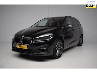 BMW 2-serie Tourer 216i 7p. Business Edition ORG.NED / NAP / TREKHAAK / SPORTSTOELEN / LED / HEAD-UP / SFEERVERLICHTING