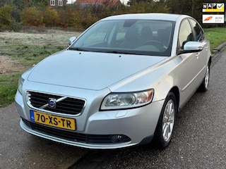 Volvo S40 2.0 Edition I ECC Audio-CD/Navigatie LMV 16" Xenon PDC Leder/Stof ESP TCS Cruisecontrol Trekhaak Dealeronderhoud Nw Apk!