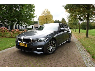 BMW 3-serie Touring 320i High Executive M-SPORT | Pano | LED | CarPlay | Stoelverw. | Elektr. klep | Camera |
