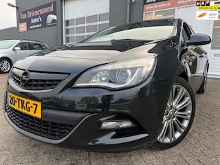 Opel Astra 1.4 Turbo Color Edition met parkeersensoren en navigatie en bluetooth telefoon / media en airco