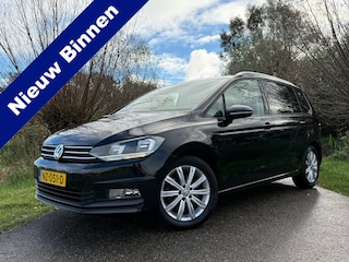Volkswagen Touran 1.2 TSI Business 7 Persoons Panoramadak Camera Navi Stoelverwarming Clima PDC Cruise Trekhaak 17" Velgen