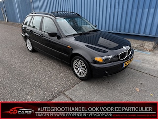 BMW 3-serie Touring 318i Clima, Lichtmetalen velgen, Radio Bij de verkoop van gebruikte voertuigen door CD-Cars wordt geen standaard garantie verstrekt. De koper aanvaardt het voertuig in de staat waarin het zich bevindt op het moment van aankoop