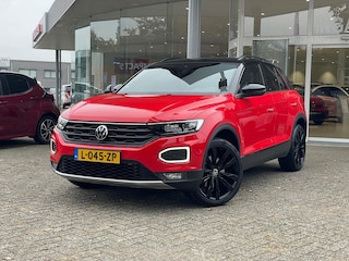 Volkswagen T-Roc 1.5 TSI Sport | Automaat | Schuif/kantel panodak | Apple Carplay | ACC | PDC | Achteruitrijcamera | Trekhaak | Stoelverwarming | Navi | Digital dash