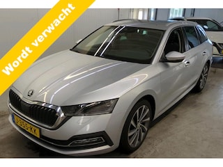 Skoda Octavia Combi 1.5 TSI 150 PK First Edition Navigatie Keyless Carplay Stoelverwarming ACC Dab Led Matrix Parkeersensoren v+a 18 Inch Velgen Getint Glas NL Auto