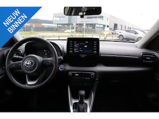 Toyota Yaris 1.5 HYBRID STYLE BLIND SPOT KEYLESS STOELVERW PARK-SENSOREN APPLE/ANDROID PRIVACY GLASS