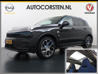 Lynk & Co 01 1.5 PHEV AUT-7 261pk Pano-Schuifdak Lmv 20" 360°Camera Apple Carplay Android Auto Adap.Cruise Navi Pdc Ecc Keyless Led Plug-In Hybrid Elek.Memory.Stoel File assistent Dodehoek detector Elektrisch bedienbare achterklep Rijstrooksensor Wifi Verkeersbord detectie 425Nm koppel 3,7kw laadvermogen €44.882 Nieuwprijs 1e Eigenaar Origineel NLse auto!