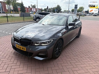 BMW 320i High Executive M-SPORT VOL! SCHUIFDAK l H/K l HUD l 360 l DAB l M-PERF REMMEN l ORG.NL