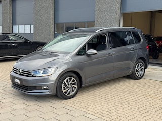 Volkswagen Touran 1.4 TSI Highline | DSG Automaat | Sound | Dealer Onderhouden | Trekhaak | Carplay | ACC | Climate | Stoelverwarming | Navigatie | Spiegelpakket | Front Assist | 2 X PDC | Garantie