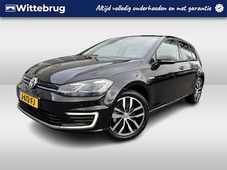 Volkswagen Golf E-DITION Navigatie / Parkeersensoren / Voorruitverwarming / LED / Clima / 17"LM