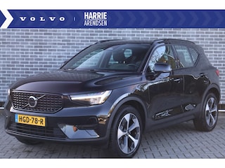 Volvo XC40 2.0 B4 Plus Dark | Adaptieve cruise control | intellisafe surround | 19" velgen met all season banden | Elektrisch verstelbare voorstoelen | Trekhaak | Elektr. verwarmbare voorruit | stoelverwarming | verwarmd stuurwiel | Parkeersensoren voor + achter | Parkeercamera | Harman Kardon Audio | Charcoal hemelbekleding |