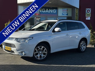 Mitsubishi Outlander 2.0 PHEV Instyle+ | Schuifkanteldak | Trekhaak | 4 Nieuwe All seaon banden | Dealer onderhouden