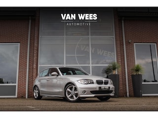 BMW 130i Introduction | 265 pk | 6 cilinder | Origineel NL | Leer | Sportstoelen | 17 inch | Cruise control | Navi | Climate control | 2e eigenaar | HiFi | PDC | ➡️ BMW 1-serie 130i Introduction | 265 pk | 6 cilinder | Origineel NL | Leer | Sportstoelen | 17 inch | Cruise control | Navi | Climate control | 2e eigenaar | iDrive | HiFi | PDC |