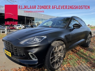 Aston Martin DBX BWJ 2022 4.0 V8 551 PK UITGEBREIDE FABRIEKSGARANTIE / SATIJN ZWART / SPORT UITLAAT / ZWART ALUMINIUM / /SPECIALE BEKLEDING EN STIKSELS / LOGO IN HOOFDSTEUNEN / STOELVENTILATIE /