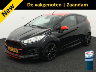 Ford Fiesta 1.0 EcoBoost Black Edition Airco, Bluetooth, Boordcomputer, Hill hold fucntie, Parkeersensoren achter, Cruise Control, Spraakbediening, Start/stop systeem, Elektronisch Stabiliteits Programma, Elektronische remkrachtve opvallend sportieve hatchback met een zwarte, stoere uitstraling en rode accenten die meteen in het oog springen. Onder de motorkap ligt de bekroonde 1.0 EcoBoost motor, die verrassend kracht
