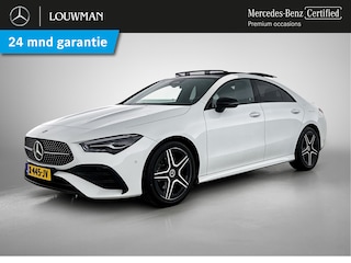 Mercedes-Benz CLA 180 AMG Line Panoramadak | 5 spaaks lichtmetalen velgen MBUX wide screen | Navigatie | Parking support met camera achter | Inclusief 24 maanden Mercedes-Benz Certified garantie voor Europa.