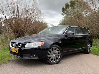 Volvo V70 1.6 T4 Limited Edition Automaat / Leder / Navi / 17" Velgen / Clima / Stoelverwarming / Trekhaak / PDC / Xenon / Cruise