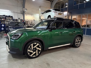 Mini Countryman (u25) E Favoured Elektrisch 65 kWh 204pk | Schuif- Kanteldak | Leder | Carplay | Camera | Nieuwprijs €52.340,- | NAP | Rijlaar prijs!