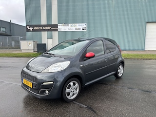 Peugeot 107 1.0i Sportium 5-Deurs 68 PK. Zuinige en zeer leuke auto !!!