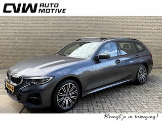 BMW 330e M-pakket | Panoramadak | Leder | Sportstoelen | Live cockpit | Wegklapbare trekhaak | Navigatie | Apple CarPlay | Rijstrooksensor | Climate control | 18 inch LMV | LED | DAB | PDC voor+achter | Camera | Volledig onderhouden