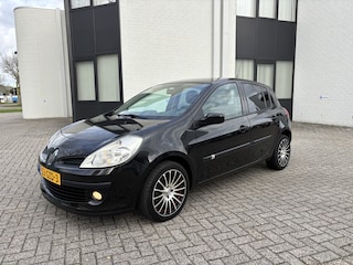 Renault Clio 1.2-16V Special Line 5-Deurs 75 PK. Zuinige en zeer fijn rijdende auto !!! Slechts 159.000 KM !!