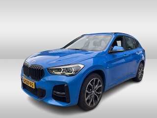 BMW X1 sDrive20i High Executive Ed. / Trekhaak / Panoramadak / Camera / Head-up / 19'' / Memory seats / Leder / Stuurverwarming / Navigatie / DAB / Stoelverwarming / Cruise Control