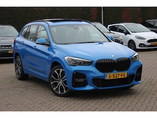BMW X1 sDrive20i High Executive Ed. / Trekhaak / Panoramadak / Camera / Head-up / 19'' / Memory seats / Leder / Stuurverwarming / Navigatie / DAB / Stoelverwarming / Cruise Control