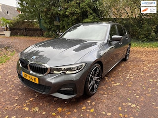 BMW 330e High Executive M-Sport / Navi / Xenon / schuifdak / leder