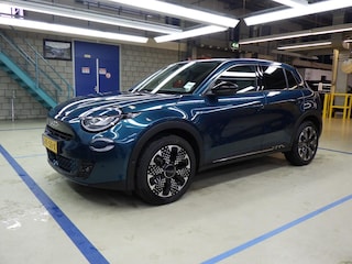 Fiat 600 e La Prima 54 kWh 156pk | Vol-Leder | Adaptive Cruise | Massage | Elektr. Achterklep | Achteruitrijcamera | Elektr. Stoelen | !!