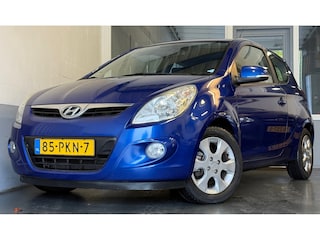 Hyundai i20 1.2i i-Catcher|APK08-26|NAP|Panodak|LMV|Sportieveuitstraling|Leder|ElekRamen