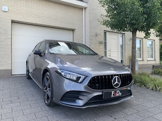 Mercedes-Benz A-klasse 180 AMG Aut Panoramadak Nightpakket Widescreen AmbientLight SportLeder Led Camera 18" Pdc