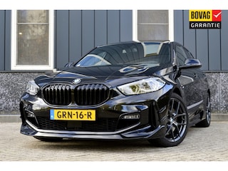 BMW 120i M-Performance Rijklaarprijs-Garantie Panorama dak Schaalstoelen Live cockpit pro Apple carplay