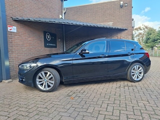 BMW 120i Sport Line 184PK Panoramadak / Apple Carplay / Harman Kardon / Navigatie / Trekhaak / Led Verlichting / Stoelverw