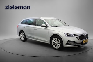 Skoda Octavia Combi 1.5 TSI First Edition - Carplay, Digitaal Cockpit, Navi, Trekhaak, Stoelverw.