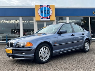 BMW 318i Automaat Executive | Orig. NL | Climatecontrol | Trekhaak | Sport interieur |