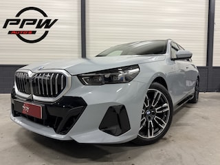 BMW 5-serie Touring 520i M-Sport BROOKLYN-GRAU/PANO/TREKHAAK/H&K/HEAD-UP/360CAMERA/VENTILATIE//DRIVING ASS.PRO/ADAPTIVE-LED/19"M-SPORT/STANDKACHEL/NIEUWPRIJS € 94.454,-, NU 9 MAANDEN OUD € 65.850,-!!!!!