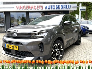 Citroën C5 Aircross 130 Pk. *** Automaat *** Feel Edition 100% Benzine * Nieuw Type * Keyless Entry & Start Button * 3 Stoelen 2e zitrij * Speciale Bekleding * L.M. Velgen * Climate & Cruise Control * Navigatie en Spotify via Apple Car Play of Android Auto * Vingerhoets; Vierde Generatie Eersteklas Service !