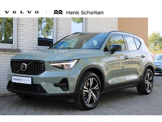 Volvo XC40 B4 Automaat Plus Dark | Sage Green metallic | Verwarmbare voorstoelen | Verwarmbaar stuurwiel | Verwarmbare voorruit | Harman Kardon audio | 18 inch Lichtmetalen velgen | Semi Elek. trekhaak | Alarmklasse 3 | BLIS | Elek. Bed. stoelen met memory