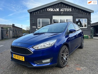 Ford Focus 1.0 Navigatie, PDC, Airco