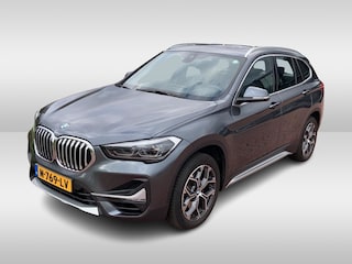 BMW X1 sDrive20i Business Edition Plus / Trekhaak / Panoramadak / Camera / Head-up / Leder / 18'' / Navigatie / Sportstoelen / Keyless / Stoelverwarming / Cruise Control