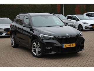 BMW X1 sDrive18i High Exe. M Sport / Trekhaak / Half leder / Navi. Proff / Parkeerhulp V+a / 18'' / Stoelverwarming / DAB / Cruise Control