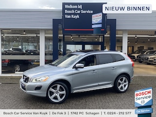 Volvo XC60 2.0T R-Design / Automaat / NL-Auto / Dealer-Onderhouden / Panodak / Vol-Leder / Stoelverwarming / Cruise-Control / Climate-Control / Afneembare-Trekhaak / Elektr.-Achterklep / Keyless / Bi-Xenon / Radio-Bluetooth / Armsteun V+A / PDC V+A met Camera / 20'' LMV / All-Seasons / ENZ.