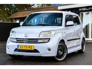 Daihatsu Materia 1.5 Soul Airco I 17 Inch I Cruise Control I Achterspoiler I Wit parelmoer I Bluetooth I Achteruitrijcamera