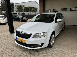 Skoda Octavia Combi 1.2 TSI xenon camera keyless stoelverw.