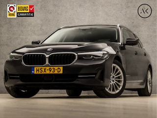BMW 5-serie Touring 530e Sportline 293Pk Automaat (APPLE CARPLAY, GROOT NAVI, DEALER ONDERHOUDEN, CAMERA, SFEERVERLICHTING, LEDER, SPORTSTOELEN, ADAPTIVE CRUISE, TREKHAAK ELEKTRISCH, NIEUWSTAAT)