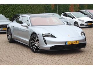 Porsche Taycan Performance 84 kWh / NIEUWSTAAT! / SoH 94.5% / Panoramadak / 360Camera / Adaptieve stoelen / Sportchrono / 20'' / Bose / Keyless / Dodehoek / Navigatie / Stoelverwarming / Cruise Control