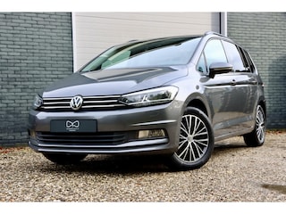 Volkswagen Touran 1.4 TSI Highline 7p | XENON | NAVIGATIE | CARPLAY | TREKHAAK | STOELVERWARMING