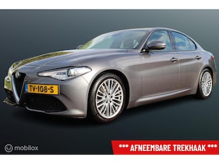 Alfa Romeo Giulia 2.0T Super Veloce Pack, F1 Schakelflippers, Sportstoelen, Leer, Stoel-stuurverwarming, Navi, Pdc voor + achter + camera, Afneembare Trekhaak