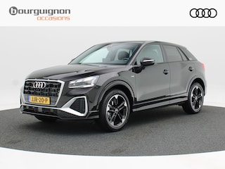 Audi Q2 35 TFSi 150 Pk Automaat S-Line | Sonos Audio | Volledig Leder met Rode Stiksels | Digitaal Dashboard | CarPlay | Zwarte Hemel | Stoelverwarming | Trekhaak | 18 Inch | 5.506 Km!!