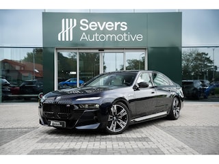 BMW M760e xDrive | Executive Lounge | Glazen panoramdak Sky Lounge |  Bowers & Wilkins Diamond Surround Sound System |  Innovation Pack | Trekhaak | Driving Assistant Professional |  Adaptief onderstel met luchtvering |