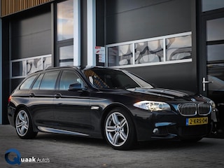 BMW 5-serie Touring 520i M-Sport | PANO | TREKHAAK | HEAD UP DISPLAY | CARBONSCHWARZ METTALIC | LEDER | XENON